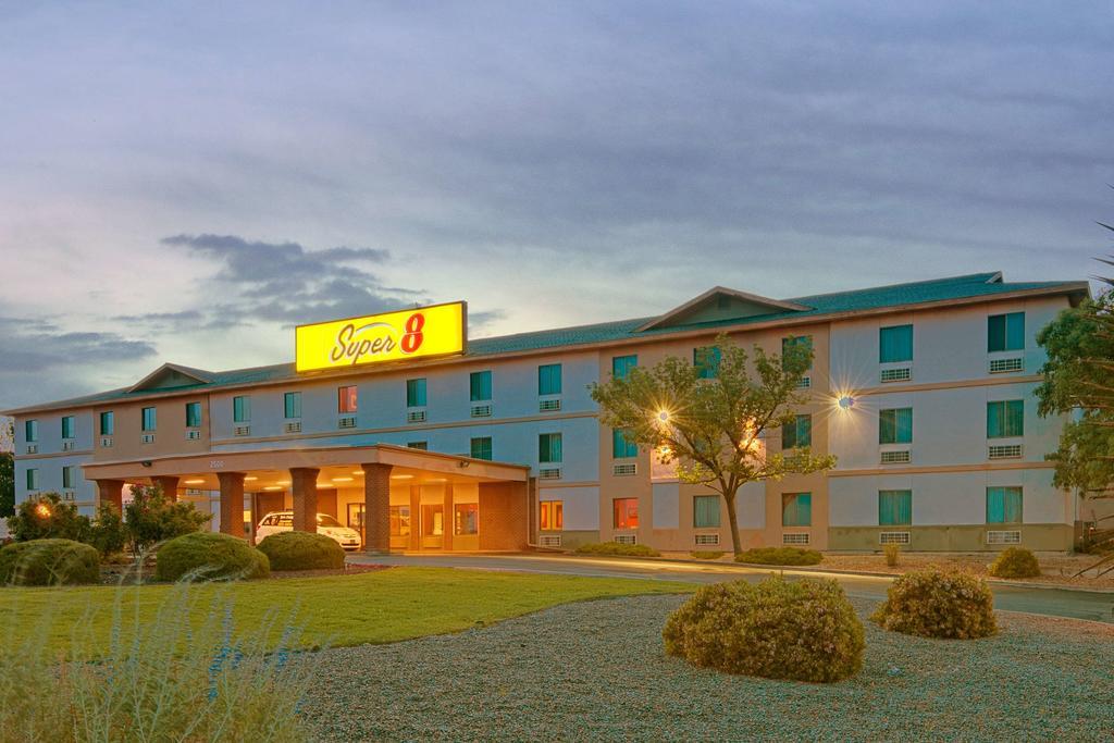 Super 8 Albuquerque/Midtown Hotel Exterior photo