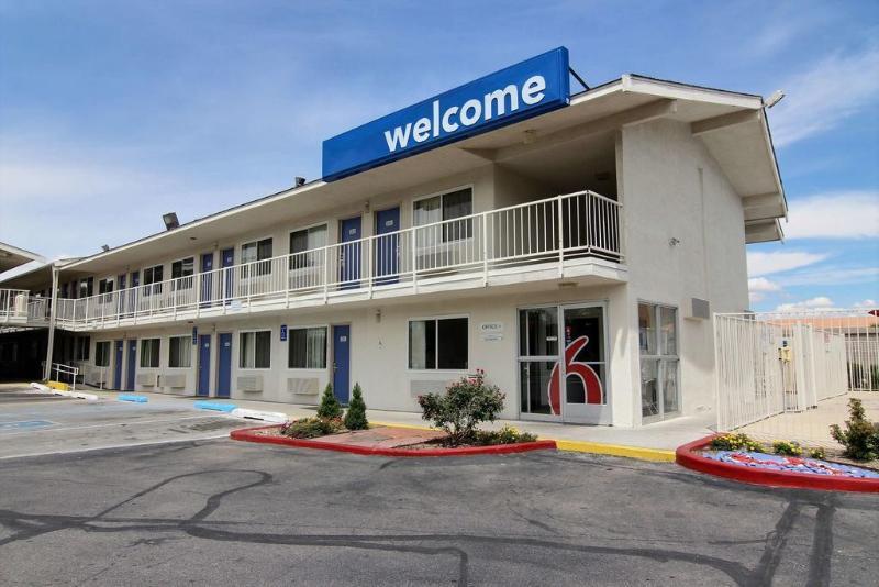 Super 8 Albuquerque/Midtown Hotel Exterior photo