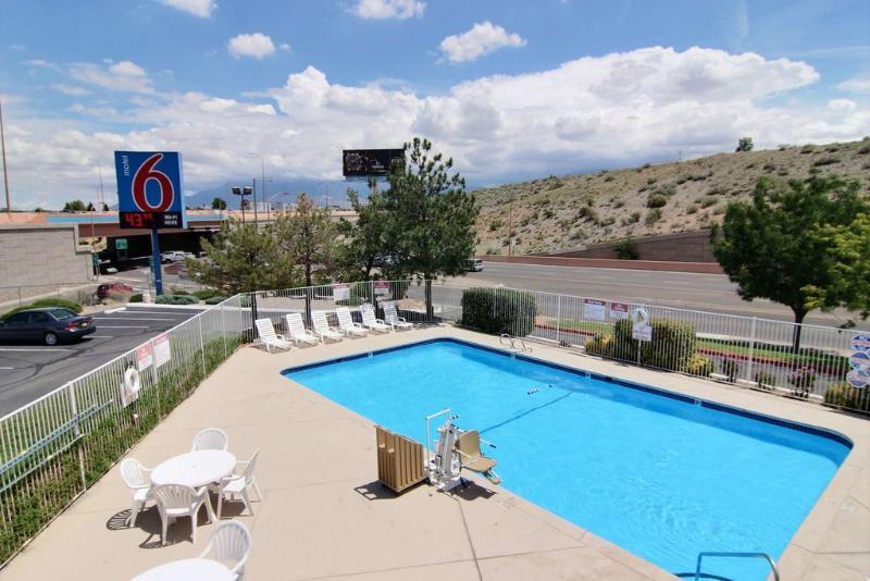 Super 8 Albuquerque/Midtown Hotel Exterior photo