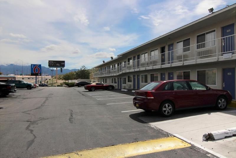 Super 8 Albuquerque/Midtown Hotel Exterior photo