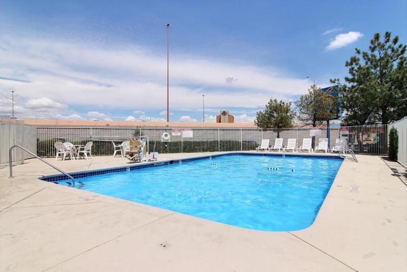 Super 8 Albuquerque/Midtown Hotel Exterior photo