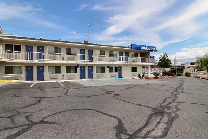 Super 8 Albuquerque/Midtown Hotel Exterior photo